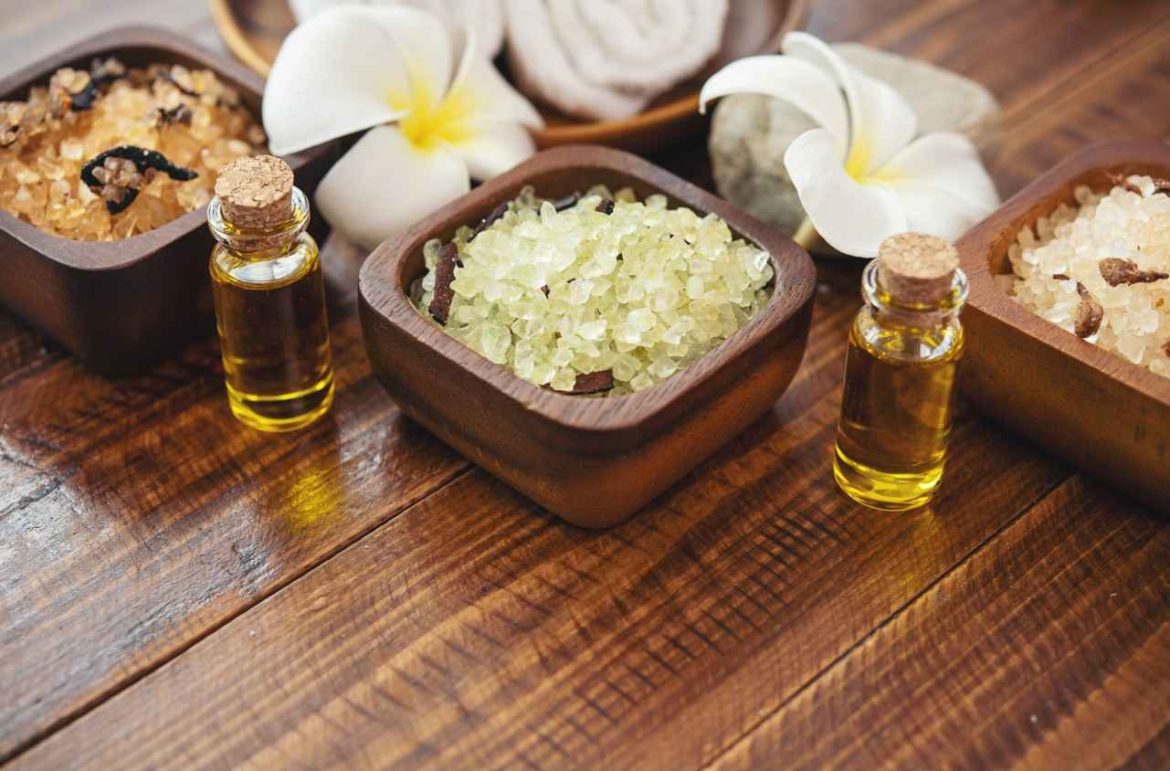 Flacons de soin et coupelles de sels de bain pour fabriquer son huile de massage personnalisée maison.